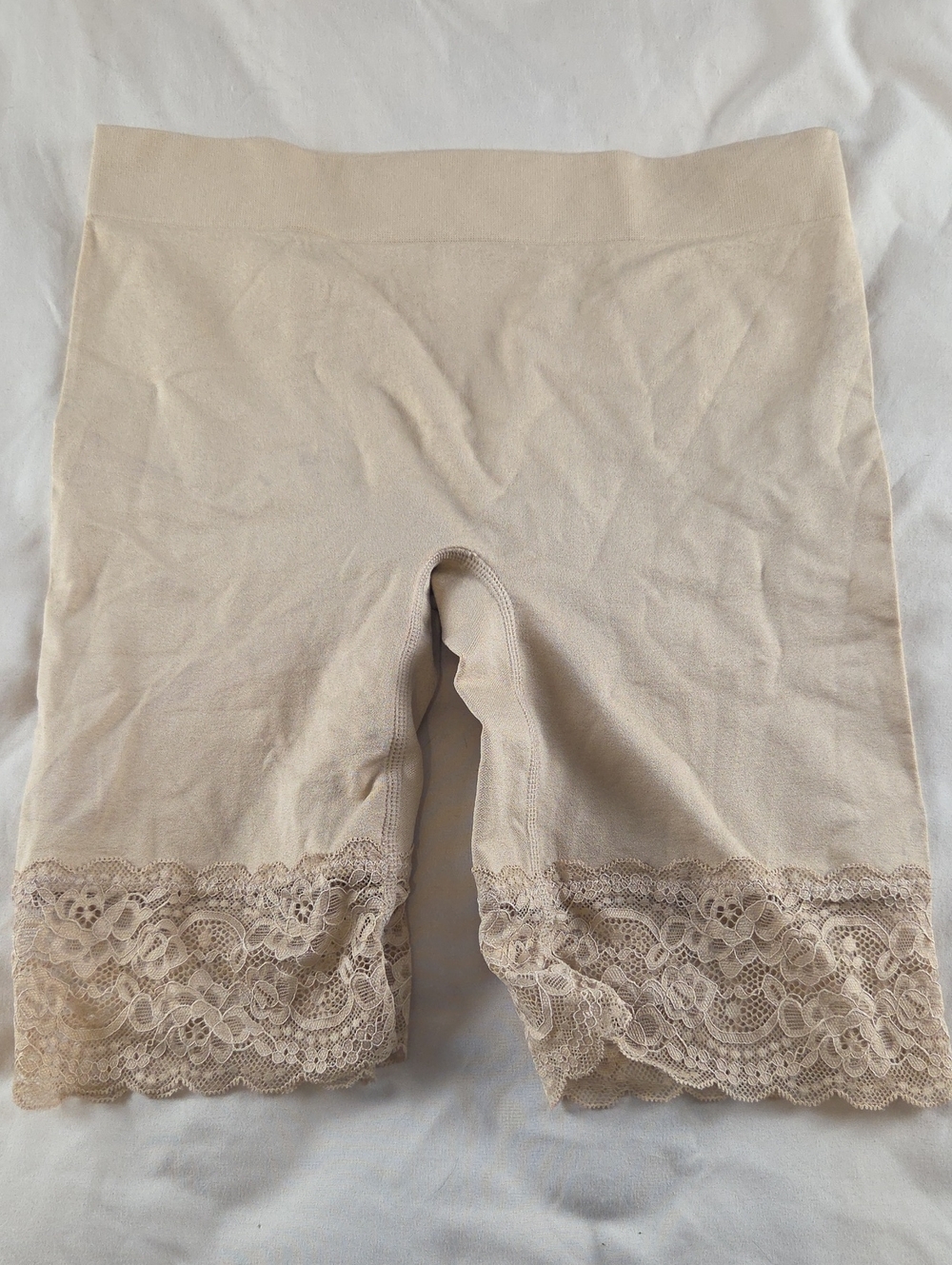 Lace-Hem Shaping Bike Shorts in Beige